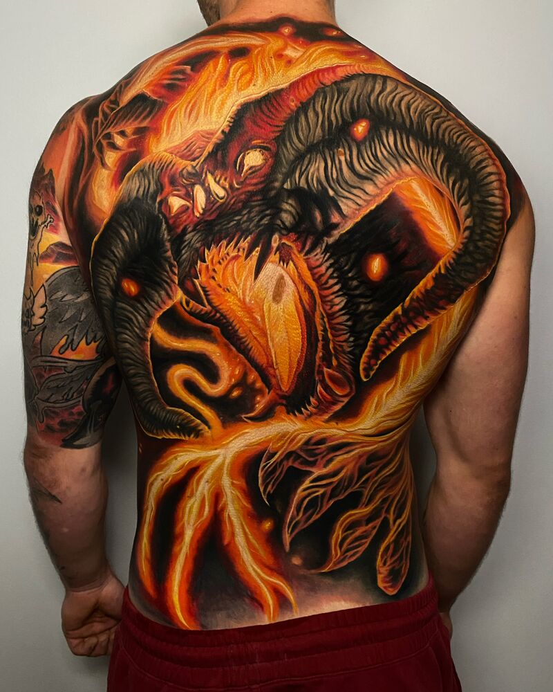 Balrog tatuado a espalda completa, en color.